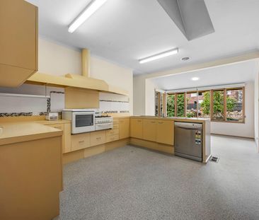 FIVE BEDROOM HOUSE IN GREAT CENTRAL LOCATION - Photo 1