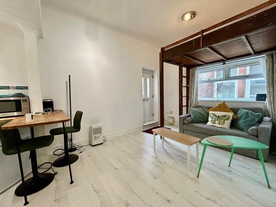 Studio to rent - Photo 1