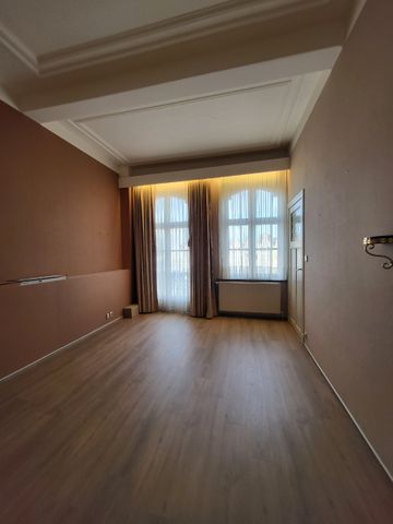 Charmant appartement met zicht op de Grote Markt van Ieper. - Photo 2