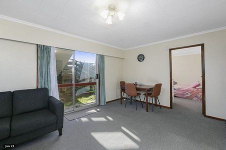 Sunlit Two-Bedroom Home Close to Beach - Photo 5