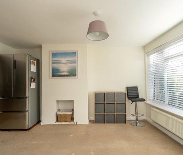4 bedroom semi-detached house to rent - Photo 2