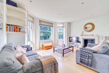 NO SHARERS, sorry. A spacious three bedroom mansion apartment is on the raised ground floor and in close proximity to public transport. - Photo 2