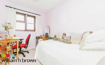 California Close, Colchester - Photo 2