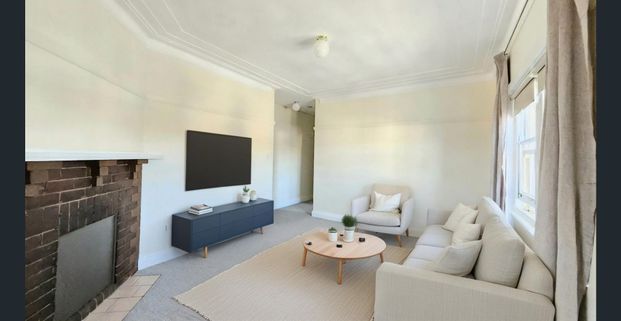 Spacious renovated self contained 1bed flat - walk to trains, buses and all amenities - Photo 1
