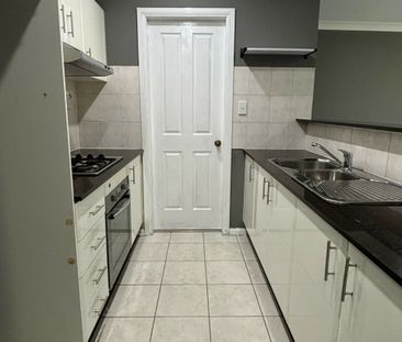 Charming 2-Bedroom Villa with Versatile Spaces - Photo 5