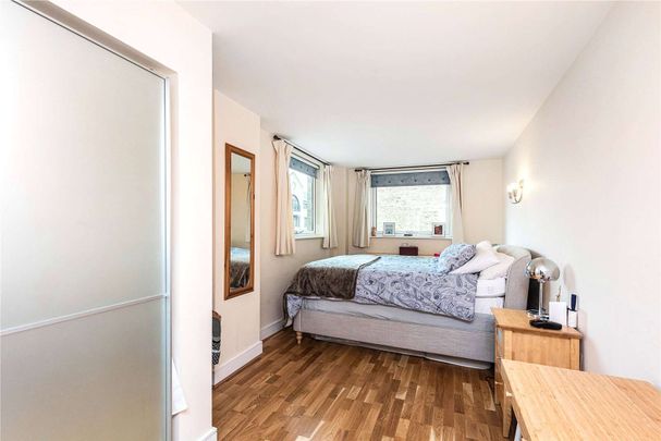 A bright one bedroom apartment situated within this desirable river fronted development, located in West Wapping. - Photo 1