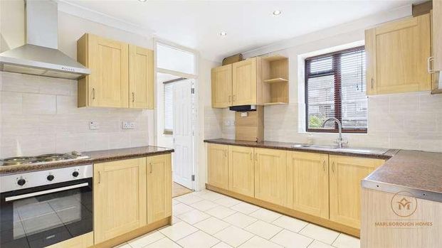 Hind Close, Hainault Chigwell, Essex, IG7 - Photo 1