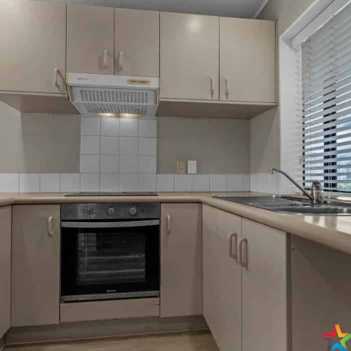 2-Bedroom Apartment for Rent in heart of Old Papatoetoe - Secure Parking + Balcony - Photo 1