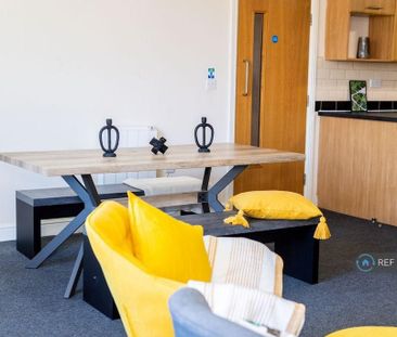 1 bedroom in a flat share to rent - Photo 2