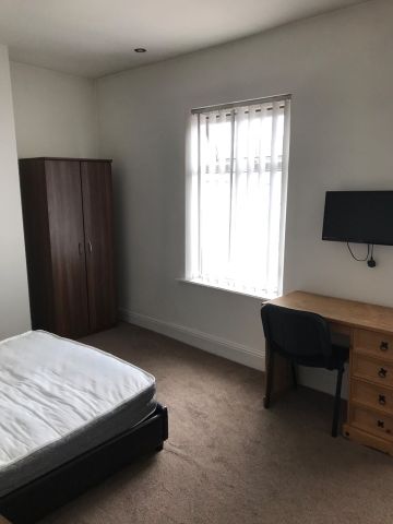 3 Bed Terraced House, Dronfield Road, M6 - Photo 2