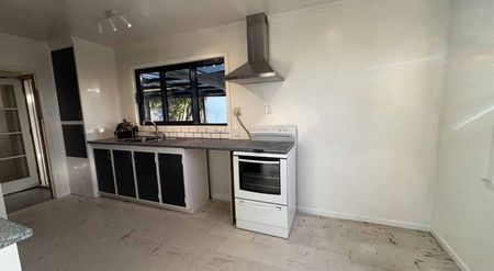 Renovated four-bedroom family home - Photo 2