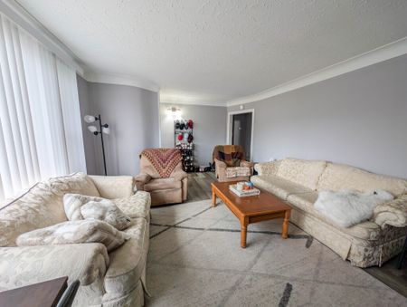 5-Bedroom House with Full In-Law Suite – St. Catharines! - Photo 2