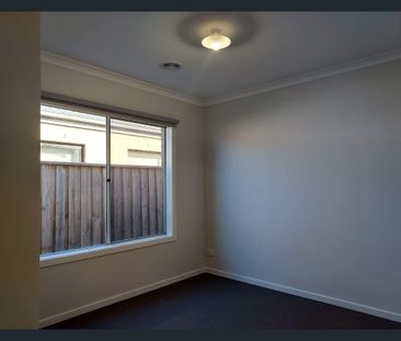 Spacious 4-Bedroom Family Home in Mickleham! - Photo 3