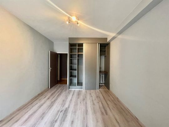 Ruim 2-slaapkamer appartement met terras (40m²) en autostaanplaats! - Foto 1