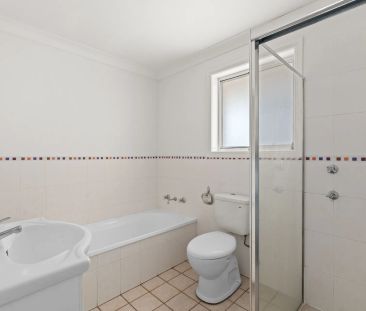 Fully Furnished Townhouse in Convenient Location - Strictly 6 month... - Photo 2