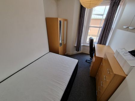 5 Bed Student Accommodation - Photo 2