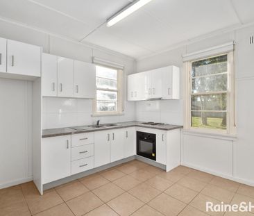 Spacious Three Bedroom Home - Photo 6