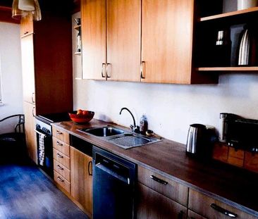 2-Zimmer-Wohnung mit Holzempore, Balkon & Gartennutzung – - Photo 1