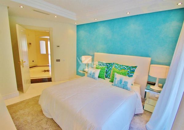 Stunning modern apartment with sea views in Puerto Banus