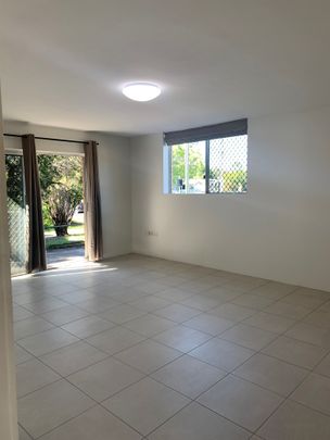 Spacious Coorparoo Unit with Air Conditioning - Photo 1