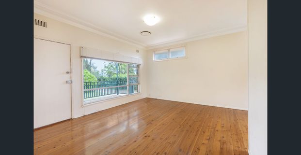 Lovely 3 bedroom home with a huge backyard - Photo 1