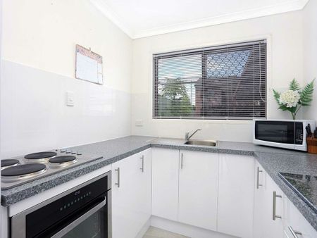 Townhouse with Pool Access - Close to M1! - Photo 3