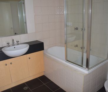 Two Bedroom Apartment in the heart of Croydon - Photo 2