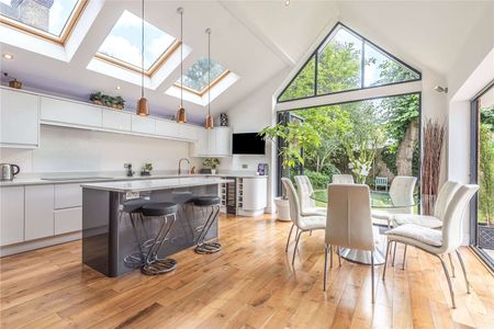 A beautifully presented detached home in the heart of Sevenoaks - Photo 5