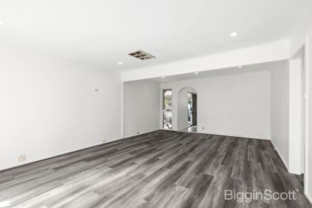 Beautiful Family Home in Great Location. - Photo 2