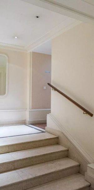 location Appartement T5 DE 105.9m² À PARIS - Photo 1