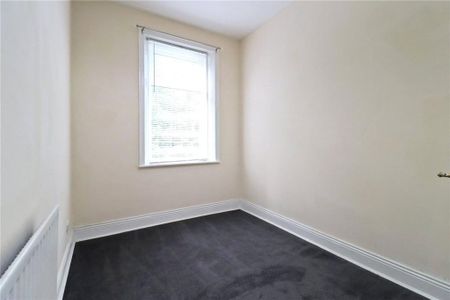 3 bedroom flat to rent - Photo 2