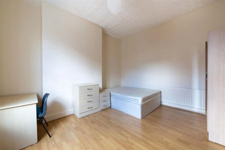 3 bed terraced house to rent in Clayton Park Square, Jesmond, NE2 - Photo 3