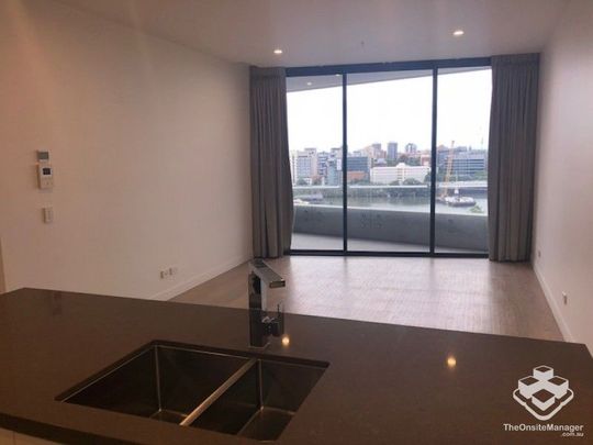 CITY LIVING AT ITS BEST ! 2 BED 2 BATH.... - Photo 1