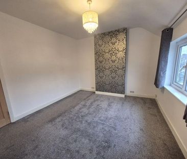 2 bedroom end of terrace house to rent - Photo 4