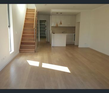 STYLISH HOME IN ROBINA AVAILABLE FOR RENT - Photo 2