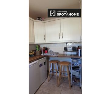 Room for rent in 2-bedroom house in Ballygall, Dublin - Photo 3