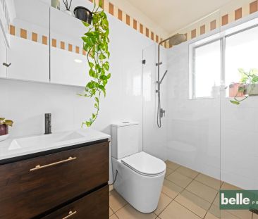 Stylish Top-Floor Apartment Offering Lifestyle & Convenience - Photo 3