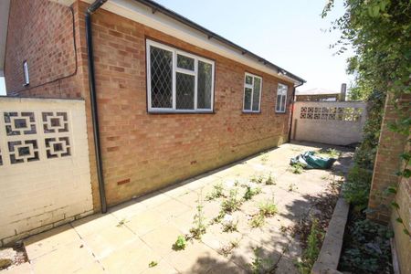 3 bedroom bungalow to rent - Photo 4