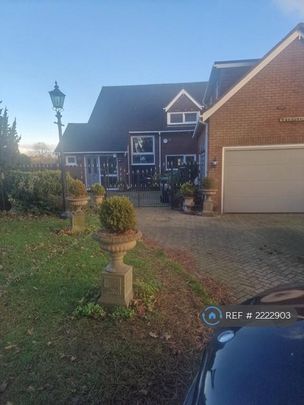 4 bedroom detached house to rent - Photo 1