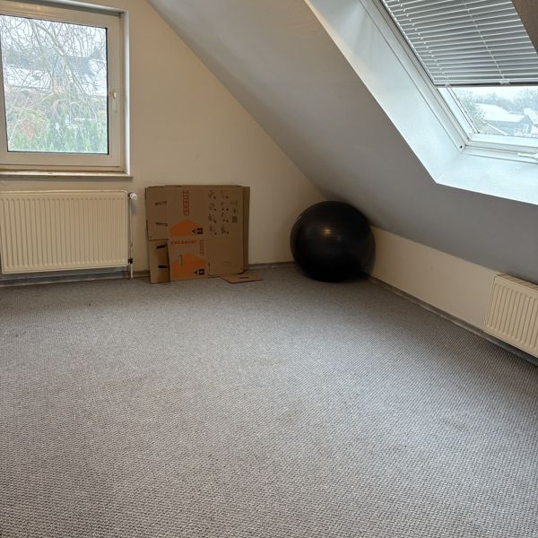 große DG-Wohnung mit Gartenanteil - Photo 1
