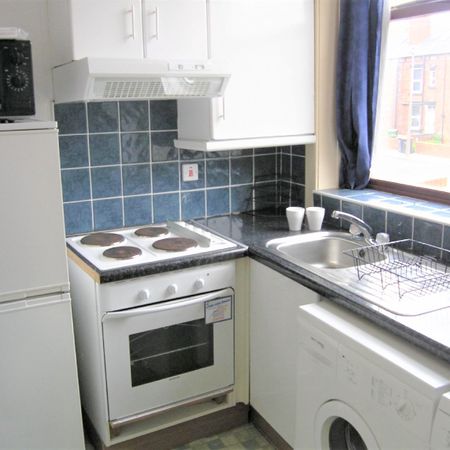 Flat 5, 223 HYDE PARK ROAD Leeds - LS6 1AH - Photo 3