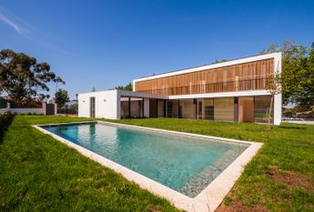 Moradia T6 de arquitetura moderna inserida no Golfe de Oeiras