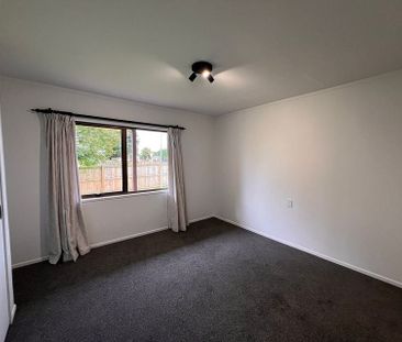Renovated 3 Bedroom Home - Chartwell - Photo 3