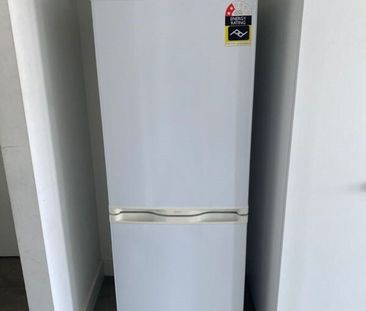 Partly furnished apartment in Carlton! - Photo 2