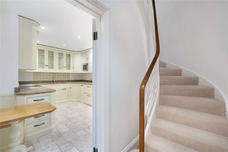 Well proportioned four / five bedroom Mews House enjoying a spacious reception, separate eat-in kitchen, three bathrooms, double garage and a sunny south facing terrace. - Photo 2