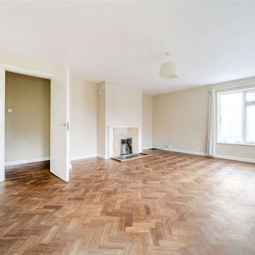 Five-bedroom family home in Netley Abbey. - Photo 1