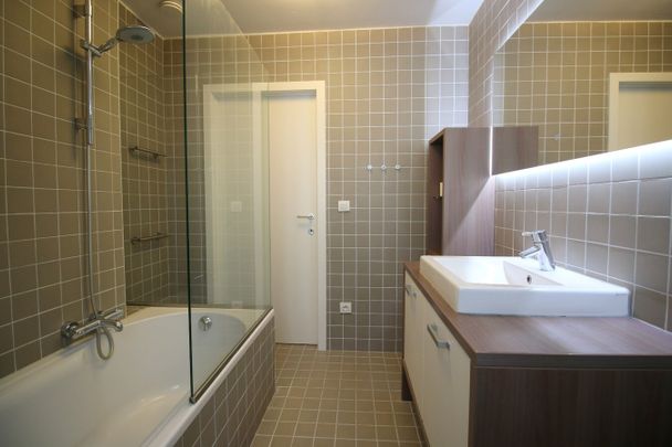 Instapklare woning (2004) met zonnepanelen en idyllische tuin - Photo 1