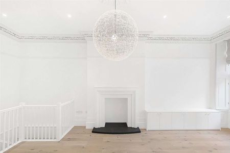 A spacious four bedroom duplex situated on the ground and lower ground floors of a period building at Lancaster Gate - Photo 3