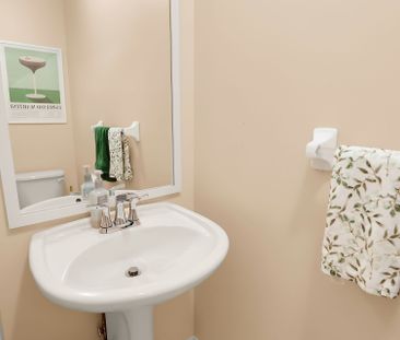 For Lease - 19 Beech Street, Grimsby, Ontario - Photo 2