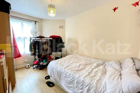 Bright & airy with stunning roof terrace with far reaching views of London - Photo 3